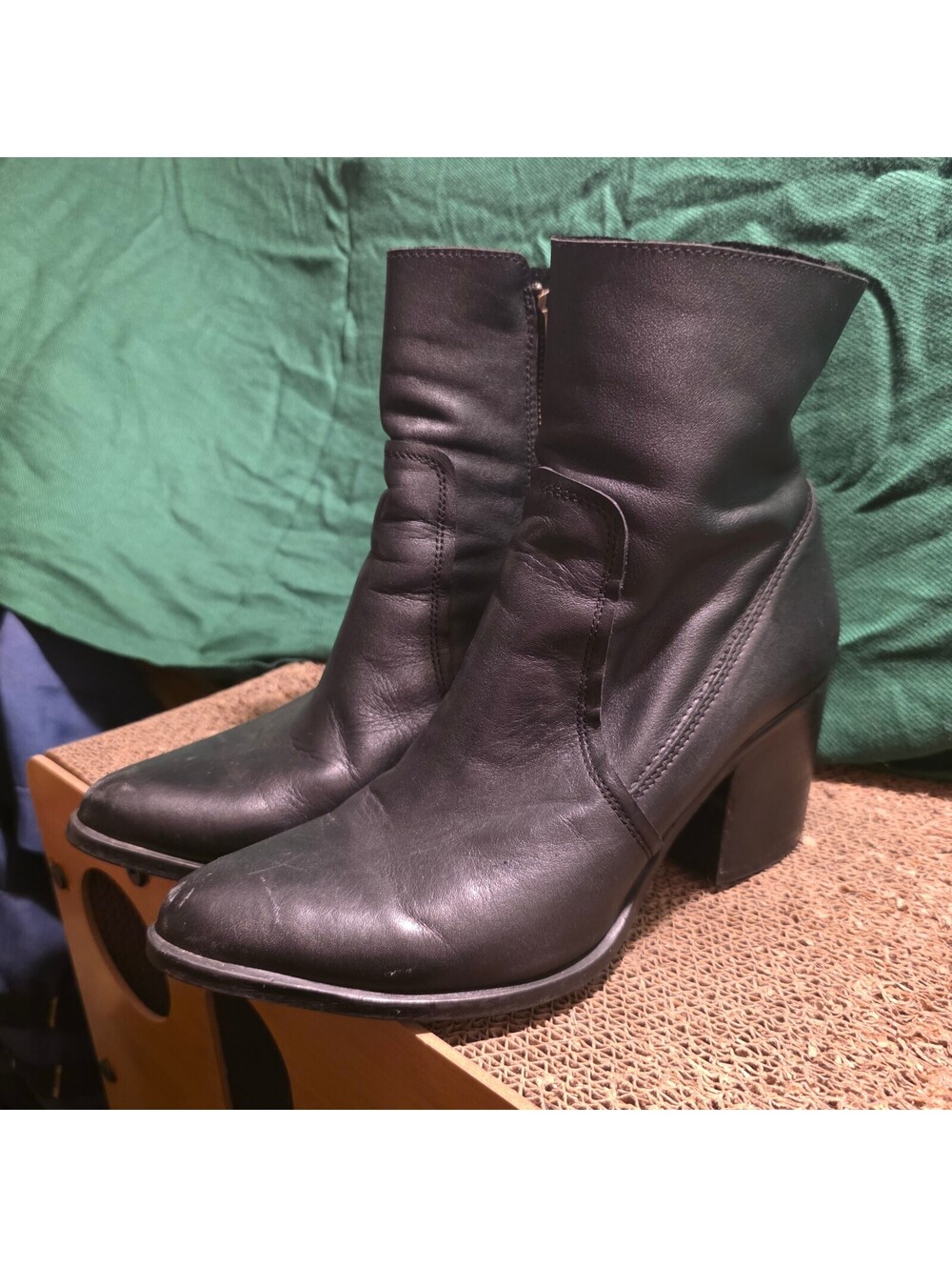 Wmn's 10 Steve Madden black leather ankle boots